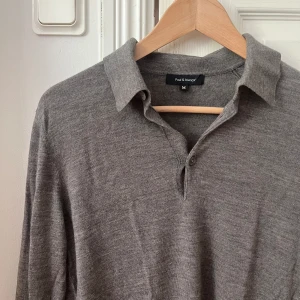 Paul and Friends stickad piké M - Skitsnygg långärmad stickad piké från Paul and Friends i storlek Medium / M   Perfekt att ha med antingen skjorta eller tshirt eller ingenting under. Sparsamt använd men säljer pågrund av att den nu är förliten för mig. True to size.