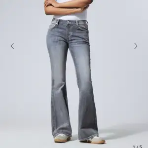 Säljer dessa super snygga jeans från weekday. Det är i storlek 27/32. Jag säljer pga att de är för små för mig tyvär. De är helt och hålet oanvända! 
