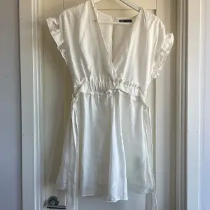 Så fin vit klänning från zara i stl xs men som också skulle passa en s. Använd endast en gång så i nyskick. Passar så bra till antingen avslutning eller student🌸
