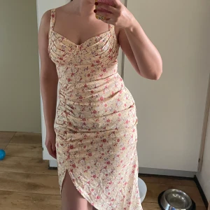 Blommig klänning  - Så himla fin klänning, använd en gång🌸