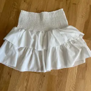 Jätte fin neo noir volang kjol i vitt. Säljer då den ej kommer till användning och är lite för stor. Knappt använd.