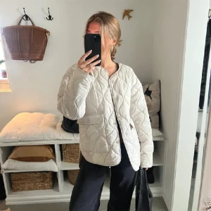 Jacka - En tunnare dunjacka i jättebra skick! Köpt här på plick och bilderna är lånade💕