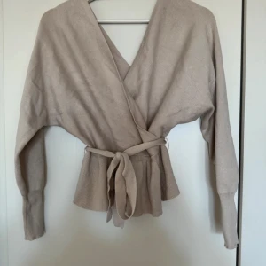 Stickad tröja  - Jätte fin stickad tröja 