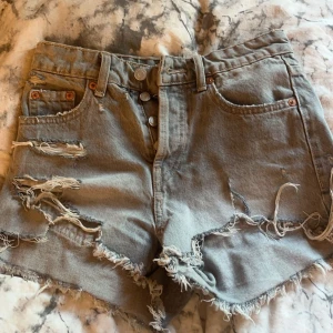 Jeans shorts - Köpte på plick, defekter på sista bilderna.