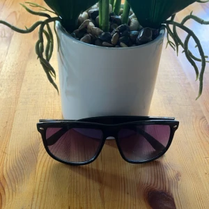 Identiska Solglasögon - Ray Ban Boyfriend  - De här glasögonen är identiska med Ray Ban Boyfriend och ser nästan exakt likadan ut. De ligger på ett lågt pris nu och kommer förmodligen höjas lite senare så passa på nu och köp dom här fina solglasögonen inför sommarn. Har flera par inne nu!!!