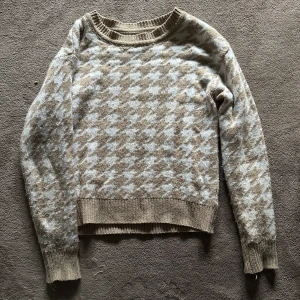 Stickad tröja - Super snygg stickad tröja säljes!😊Sparsamt använd, bra skick. Lappen är tyvärr borta så ej säker på vilket märke det är tyvärr💓