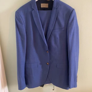 Zara Man kostym  - Säljer denna jättefina zara man kostym! Byxorna är helt nya med prislapp medans kavajen också är helt ny fast utan prislapp!  Byxor: storlek 38 Kavaj: storlek 46