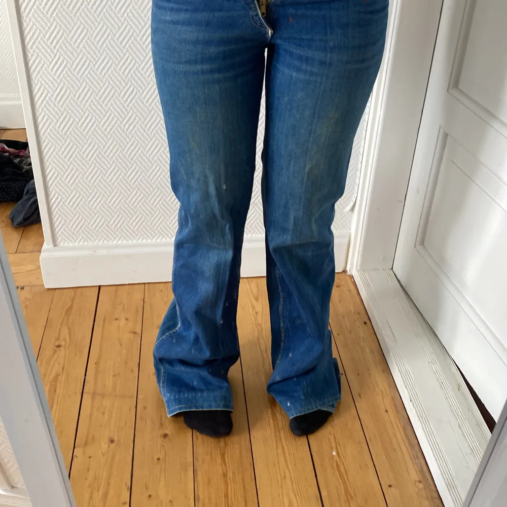 Säljer dessa lågmidjade jeans eftersom de är för små. Är i väldigt fint skick. 💞. Jeans & Byxor.