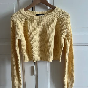 Yellow Cropped knit  - Brandy Melville. Gott skick! Croppad, därför perfekt till sommarens klänningar och kjolar <3