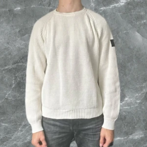 Lyle & Scott Tröja - Säljer min stickade Lyle & Scott tröja i 9/10 skick i som blivit använd enstaka gånger🤩 Tröjan är i strl 14-15 y/o👕 Modellen är 175cm lång✅ Skriv om ni har några funderingar!🍾