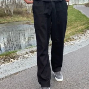 Divine Linnebyxor - Trendiga linnebyxor från Divine, sjuk snygga och sköna. Men säljer för att dom va för små på mig. Rätt så små i storleken.