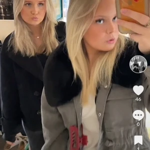 kofta från nakd🩷 - jättefin kofta från nakd! den är fett snygg och man kan ha den under jackan som jag har på första bilden så blir d lite extra🔥😍😍säljer för ja behöver pengar! inga defekter! pälsen kan man ta av o på med knappar!