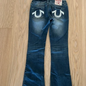 Ascoola true religion - Säljer dessa shitcoola truereligion som är använda sparsamt!❤️Köpt för 800 Passar bra på mig som är 165, pyttelite för långa men inte så mycket.