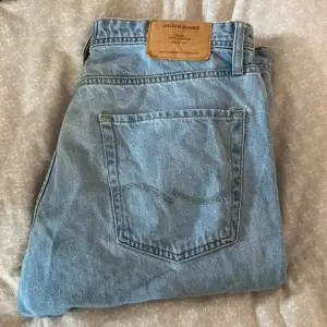 Säljer denna riktigt snygga Jack and Jones jeansen för endast 150kr, mycket bra skick. Vid fler bilder eller frågor kontakta mig. 