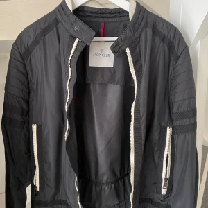 Moncler Jacka  - Mycket snygg moncler vindjacka. Modellen heter GILLES GIUBBOTTO GILLES JACKET, och som ni ser på bild 4 är jackan verifierad på Monclers hemsida. Inga konstigheter, hör av er vid frågor och funderingar. Priset är ej hugget i sten❗️