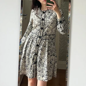 Svartvit klänning med knappar - Superfin klänning med svarta knappar🌸  I nyskick, endast använd någon enstaka gång💕storlek XS, men passar nog även S