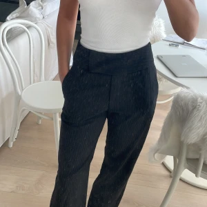 Djerf Avenues randiga Day to Day pants - Helt slutsålda på hemsidan. Storlek XXS som även passar XS. Använda fåtal gånger. Nypris 1599kr. 