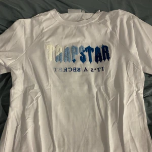 T SHIRT 2 olika färger. Kostar 400kr st/ - Nytt skick. 