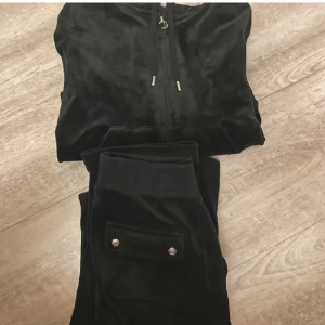 Juicy couture - Säljer nu mitt jättesköna juicyset som ej kommer till användning  Nypris: 2400:- Mitt pris: 1200:- kan diskuteras  Tröjan är knappt använd, och byxorna är sparsamt använda.