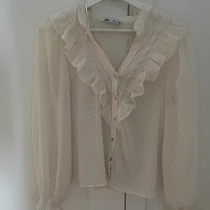 Zara blus - Jättefin blus som har ett hål i sig, men som man ser på första bilder så syns aldrig hålet när man har på sig den!!🥰 Helt slutsålt på hemsidan 