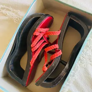 One of a kind!  Dem perfekta vibtage 90-tal y2k skorna med flummig geisha stil.  Röda flätade band  Storlek 36-37 (ej märkta) 24cm 