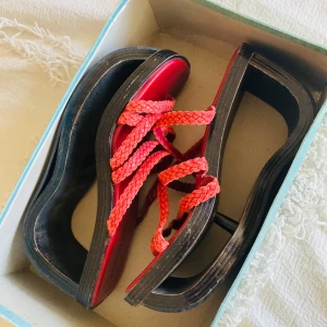 Vintage 90-tal 90s y2k geisha flipflop wedge kilklack skor - One of a kind!  Dem perfekta vibtage 90-tal y2k skorna med flummig geisha stil.  Röda flätade band  Storlek 36-37 (ej märkta) 24cm 