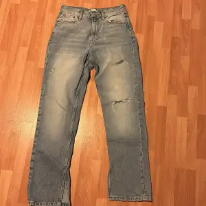 Ett par snygga jeans från Gina som ej längre säljs så vet inte vad dem heter riktigt. Dem har slits längst ner på benen. Bud från 200kr + frakt