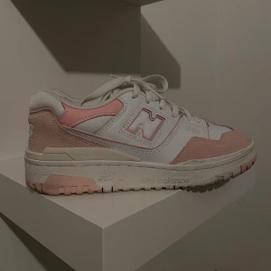 Skor  - Ett par helt nya new balance skor i storlek 38,5. Säljer då dom är för små för mig. 