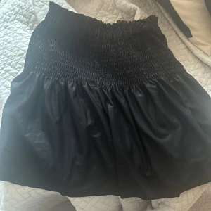 Zara kjol - Jätte fin läder zara kjol i storlek 152❤️den är helt som ny, priset kan diskuteras💕