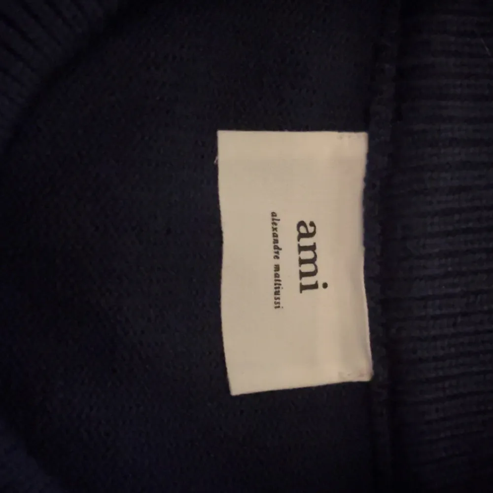 Tja, säljer denna mörkblå AMI paris tröja i storlek L då den inte används så mycket. Bara använd ett fåtal gånger. Priser är förhandlingsbart 🤝🏼 påse och tagg medföljer 🌟. Tröjor & Koftor.