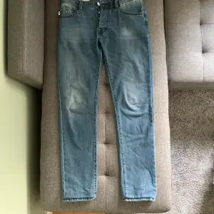 Säljer nu ett par tramarossa jeans i nyskick, endast prövade en gång. Storlek 33 i modellen Leonardo Buttons. Dustbag och tag ingår. 