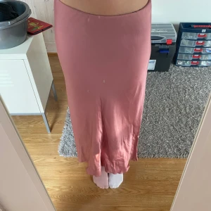 Långkjol - Långkjol från zara! Endast lite sönder på sista bilden därav lägre pris, men inget man märker av!