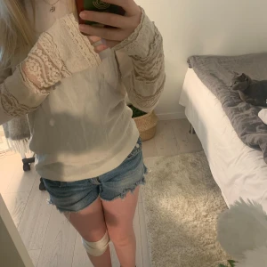 Beige blus🤍 - En super söt blus från Vero Moda som inte kommer till användning längre,den är i bra skick och i storlek S💞💞