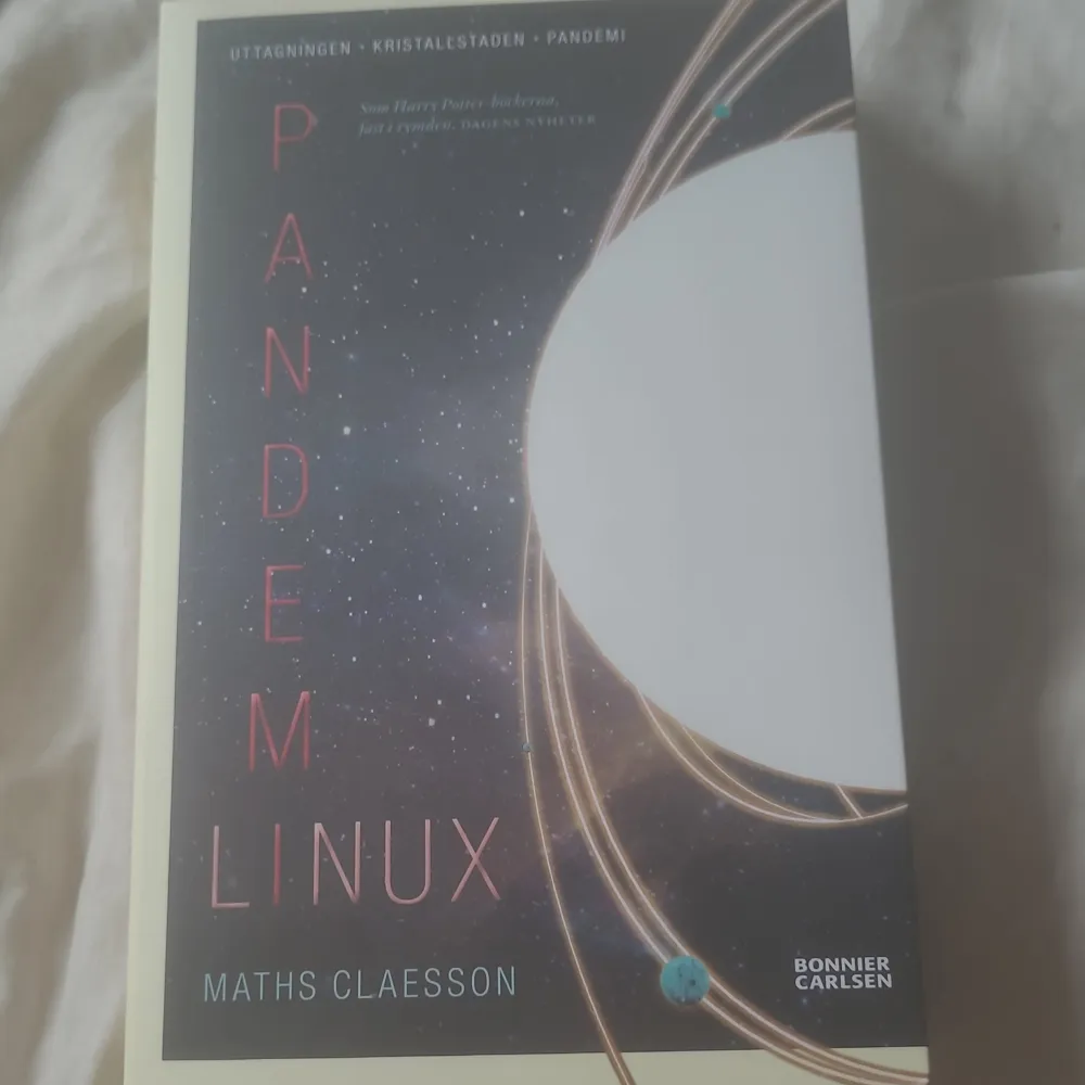 En samlingsvolym av de 3 böckerna i Linux serien av Maths Claesson  Science fiction . Övrigt.