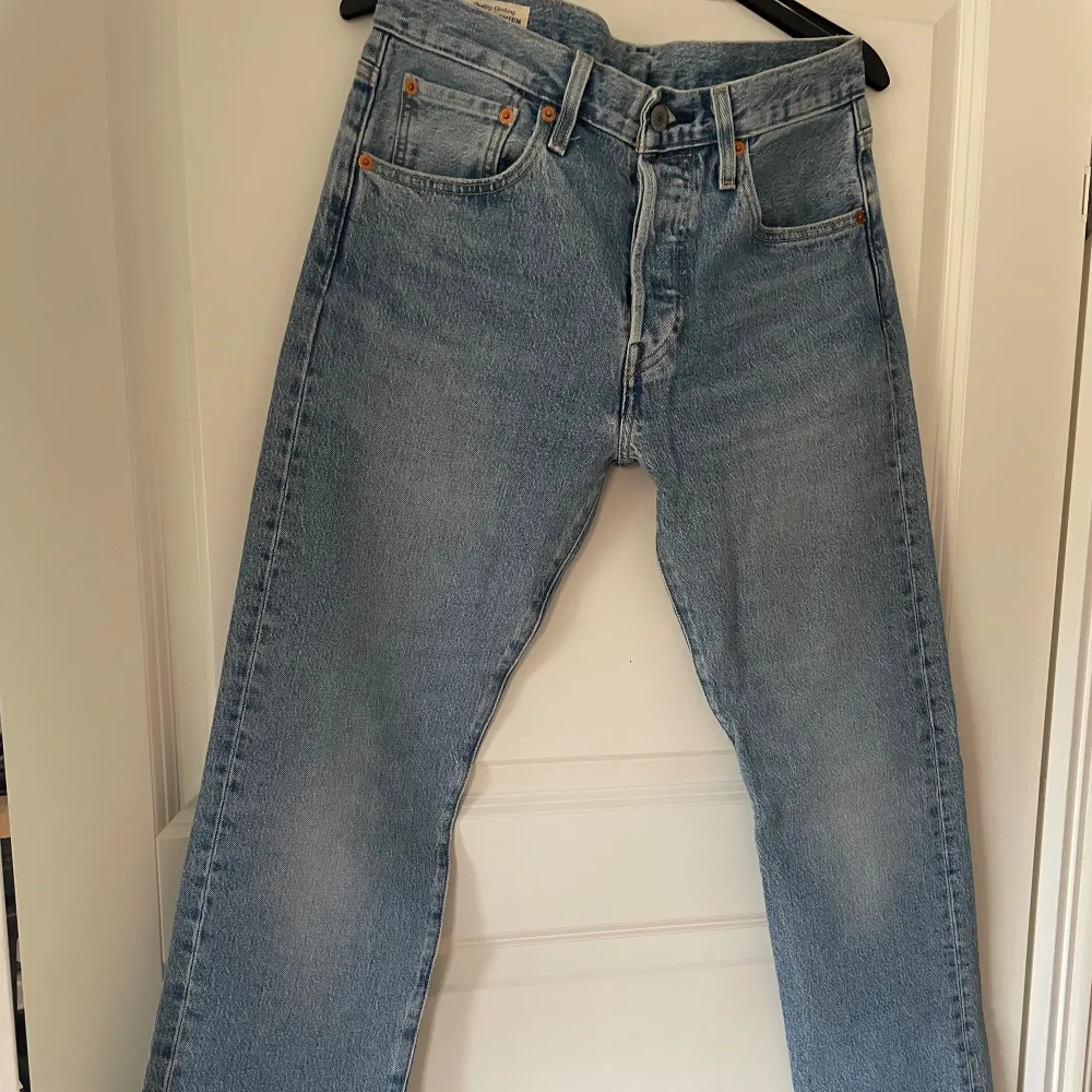 Ljusblåa Levis jeans 501 storlek 28/32, helt oanvända . Jeans & Byxor.
