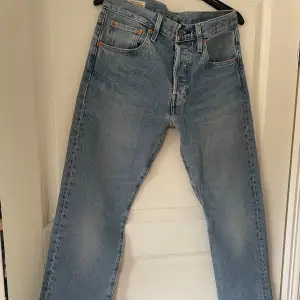 Ljusblåa Levis jeans 501 storlek 28/32, helt oanvända 