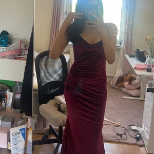 vinröd klänning - helt ny vinröd klänning, storlek s. funkar perfekt till vilket tillfälle som helst.