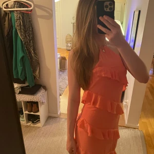 Balklänning korall rosa - Märket på klänningen är pretty lavish och är perfekt till både bal och sommar klänningen aldrig använt prislappen kvar🩷 