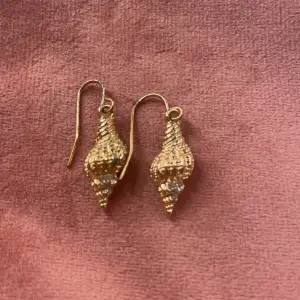 Säljer dessa super fina guld örhängen formade som snäckor🐚 Perfekt till sommaren🌼Vet ej var jag har köpt dom men det är aldrig använda