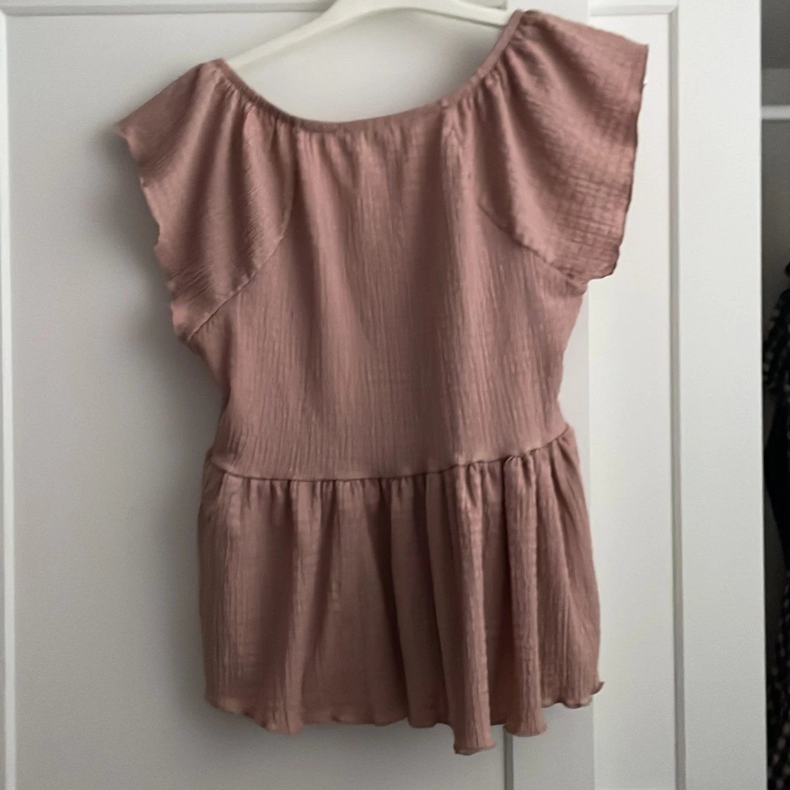 Säljer denna jätte fina rosa sommar tröjan/ toppen kommer inte till användning. Skulle blivit jätte fin nu inför sommaren.:) - 93