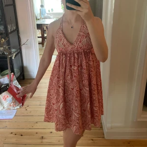 Zara klänning - Säljer denna såååå fina klänning från zara, endast använd två gånger❤️