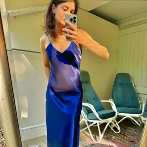 Såå fin balklänning  - Säljer min super fina balklänning i en mörkblå skimrande färg.  Köpt vintage från Paris.  Sitter lite figursytt runt midjan annars rak i passformen.  Går ner till backen på mig som är 168.  Frakt tillkommer.  Skriv vid intresse 🫶🏻