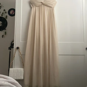 Säljer en balklänning nu inför balen har aldrig blivit till användning //helt ny. Den är rosa/vit färg. - Säljer denna jätte fina klänningen nu inför balen den har aldrig kommit till användning. Den är rosa / vit färg. Man kan också använda den till en student klänning.