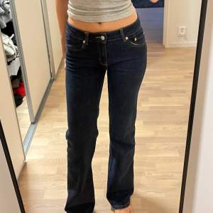 Trendiga åtsittande jeans med utsvängda ben, den perfekta passformen, med detaljerade bakfickor, använda få gånger 