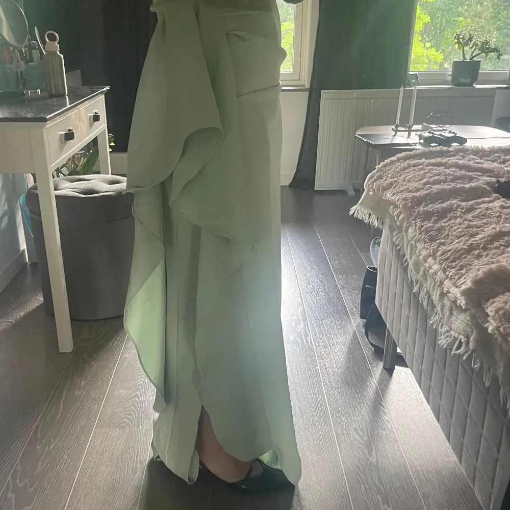 Ljusgrön klänning med slits på sidan! Passar mig som normalt har 36, lite lång på mig som är 162 men fungerar bra med ett par låga klackar💕. Klänningar.
