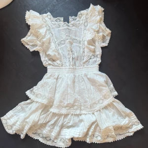 LOVE LOLITA klänning  - Vit sommar klänning. Står XS men skulle säga att det är storlek S 