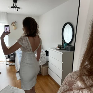 Vit klänning - Vit klänning köpt second hand i Prag 