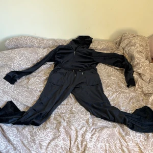 Juicy couture - Mycket fint mjukis sett fick i julas aldrig använt. Fint skick Inge fel på de. Pris går att diskutera..