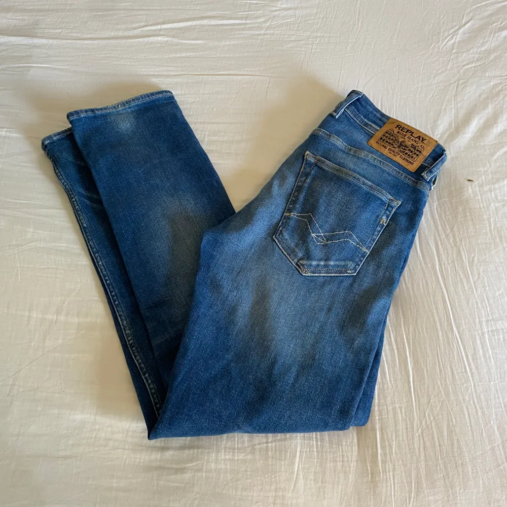 Replay jeans Herr. Skicket är väldigt bra 9/10. Storlek: W28 L32. Nypris-1200 mitt pris 449 Pris kan sänkas vid snabb affär!. Jeans & Byxor.