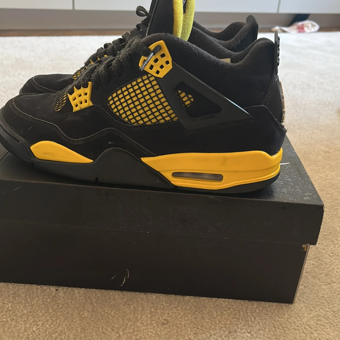 Jordan 4 yellow thunder storlek 42